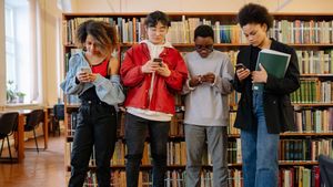 تدرس LAUSD حظرا على استخدام الهواتف الذكية ل 429،000 طالب