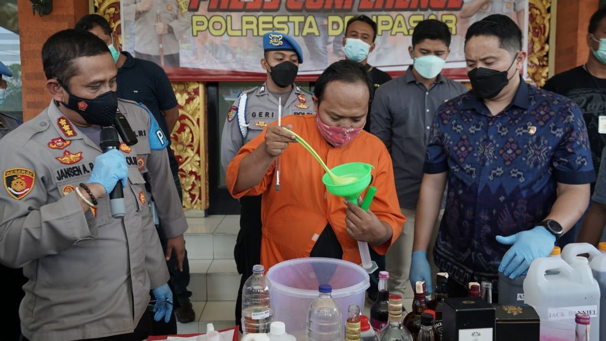 Polisi Bekuk Pembuat Miras Impor Oplosan di Kuta-Bali 