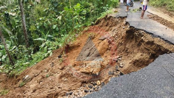 Puluhan Rumah di Pacitan Rusak Diterjang Longsor