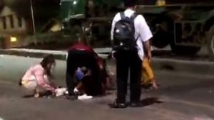 Dua Wanita Jatuh dari Motor Usai Lintasi Jalan Rusak Bergelombang di Koja Jakut