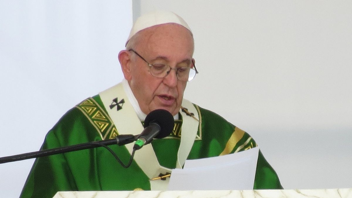 وفيما يتعلق بتعزيز الأزواج المثليين، البابا فرنسيس: في بعض الأحيان لا يتم قبول القرارات لأنها غير مفهومة