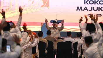 Prabowo Disambut Pimpinan PKS dengan Syal Palestina di Munas VI