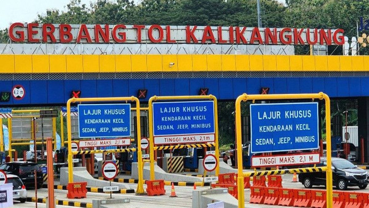 National Police Chief Opens One Way Option Backflow From KM 414 Kalikangkung Semarang Toll Road To KM 3+500 Jakarta