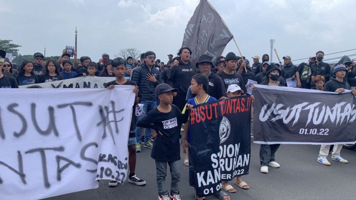 Desak Usut Tuntas Tragedi Kanjuruhan, Aremania Gelar Aksi Solidaritas di Sejumlah Titik di Kota Malang