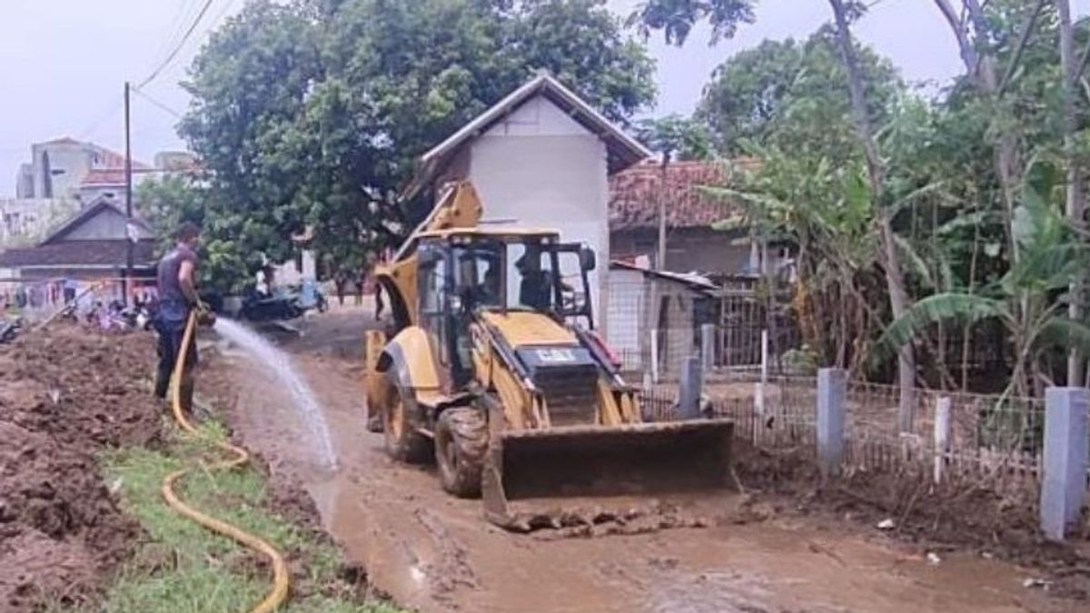 حكومة مقاطعة جاوة الغربية تنشر معدات ثقيلة لتنظيف مواد الفيضانات في بالميونغبوك غاروت