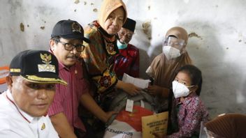 Mensos Risma Serahkan Santunan Rp15 Juta ke Keluarga Korban Banjir di Lampung Selatan