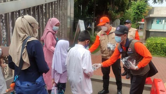 BNPB Bagikan Masker di Masjid Istiqlal untuk Perkuat Prokes Selama Ramadan