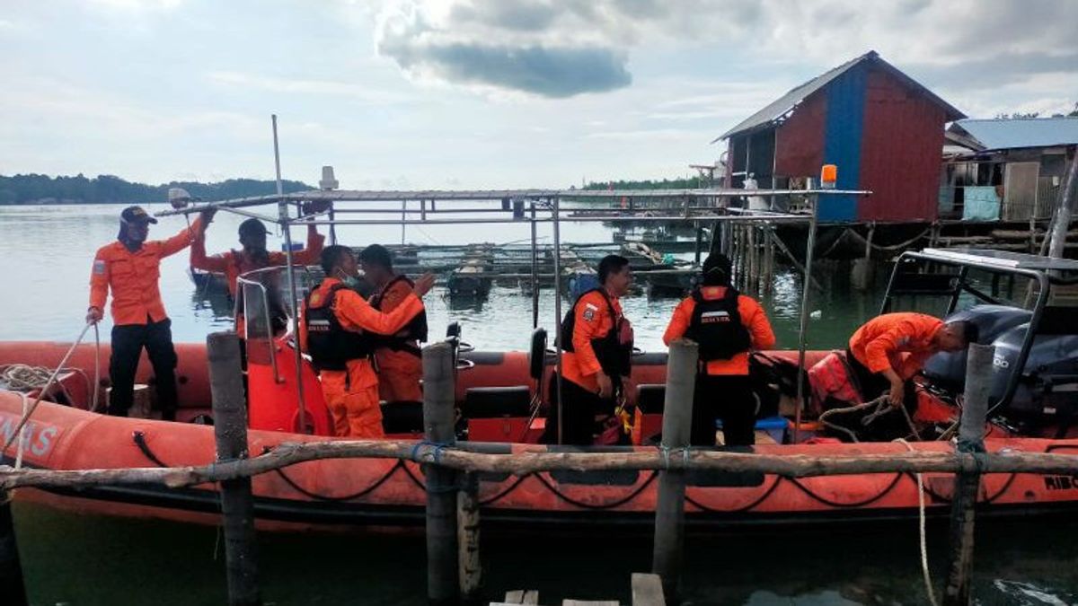 الصياد المفقود يسقط من قارب خشبي في المياه السياحية باتام