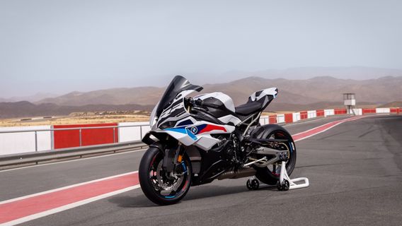 BMWは2つのスーパーバイクモデルに技術アップデートとディスプレイを導入していますが、それは何ですか?