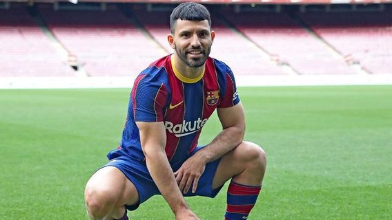 Usai Ditinggal Messi, Barcelona Kehilangan Aguero Sekitar 10 Pekan akibat Cedera Betis