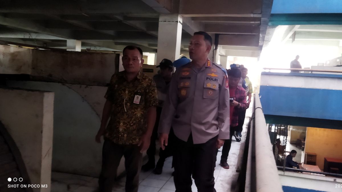 Central Jakarta Police Chief Visits Tanah Abang Market Block G, Checks Directly The Condition Of Stores That Are Not Managed By Drug Use Places