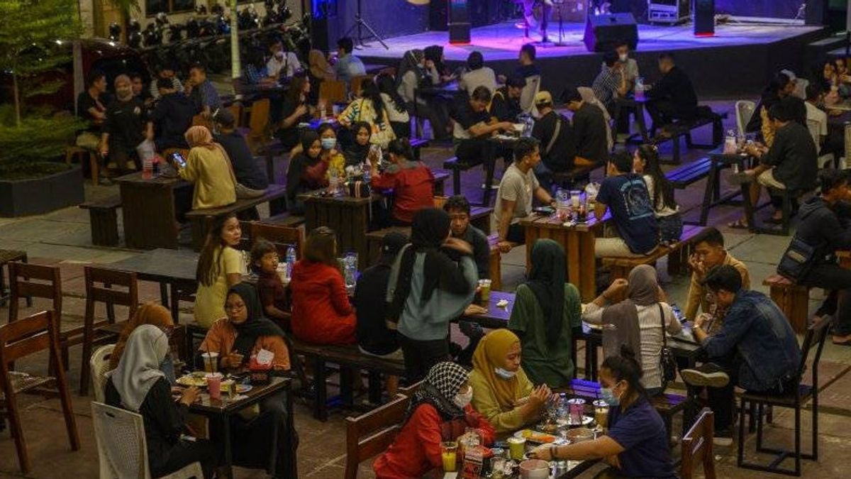 PPKM Java-Bali, Satpol PP DKI Ban Personnes Traîner Le Dimanche Soir