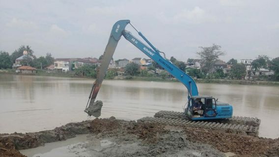 Preventing Annual Floods, Dredging Of 2 Reservoirs In South Jakarta Continues