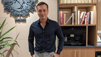 Nicholas Saputra Loves To Play In The Kitchen