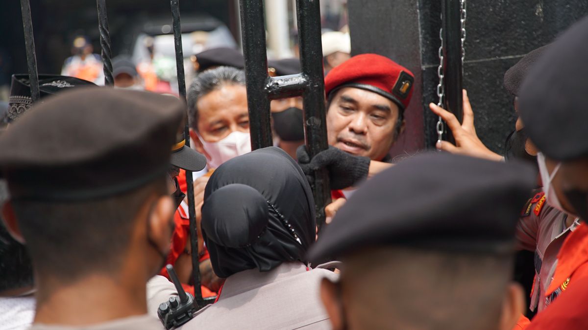 In Front Of The South Jakarta District Court Building, The United Batak Ormas Asked Ferdy Sambo To Use The Suspect's Shirt