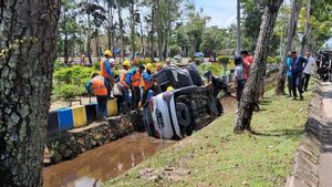 Diduga Micro Sleep, Mobil Terios Terguling ke Parit Jalan Sengkawit Tanjung Selor