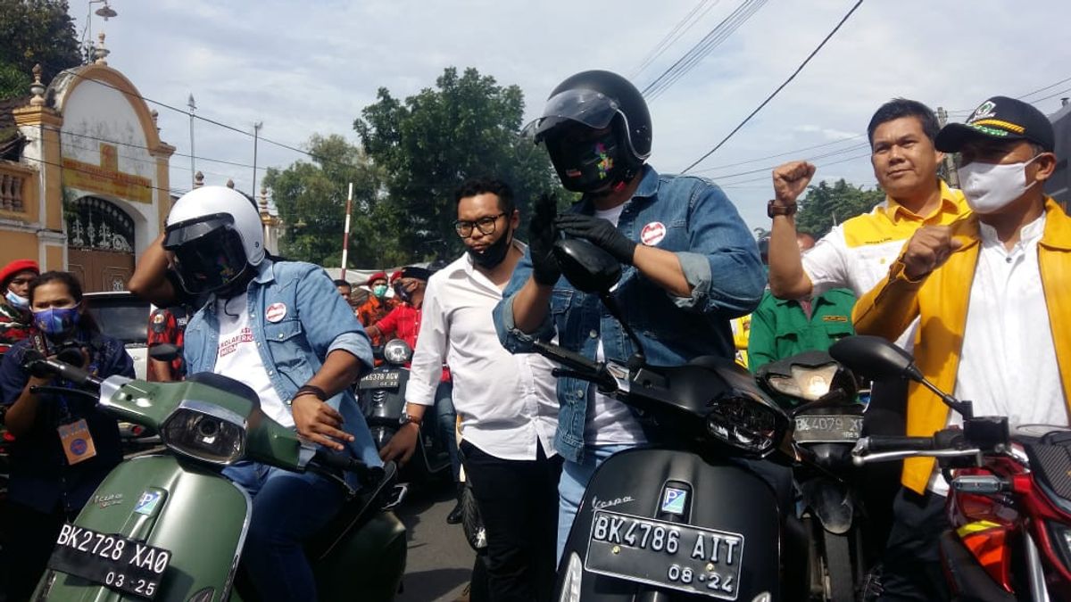 Bobby Nasution-Aulia Kompak Naik Vespa ke KPU Medan