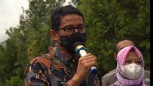 Berkunjung ke Candi Borobudur Harus Pakai Sandal 'Upanat', Sandiaga: Bantu Hidupi UMKM