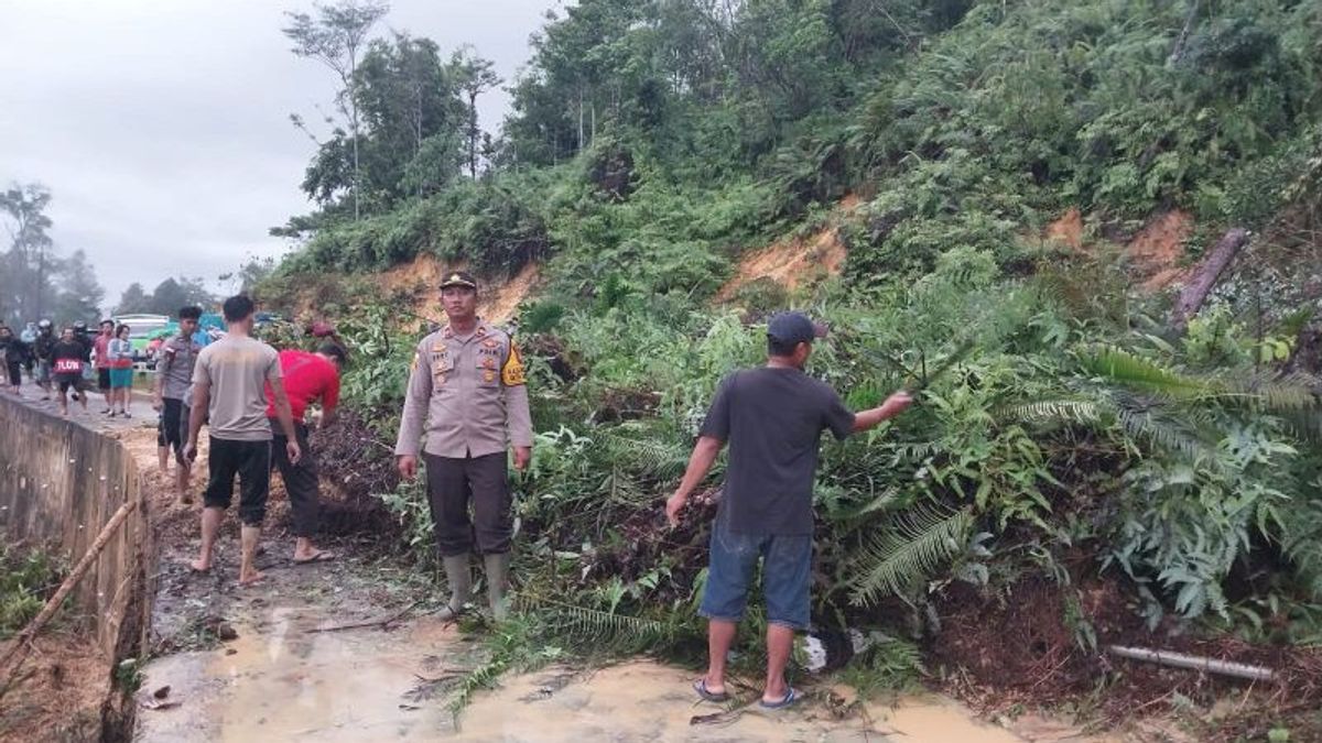 Longsor Tutup Satu-satunya Jalan Perbatasan RI-Malaysia di Sambas Kalbar