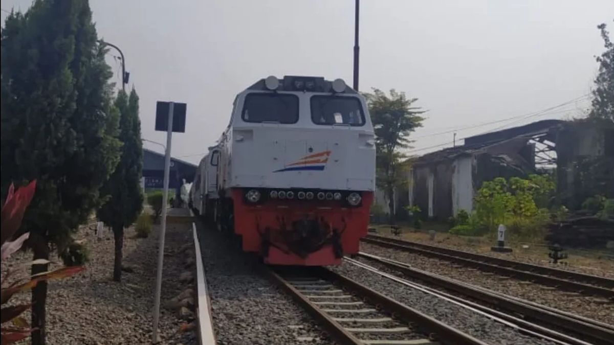Turangga-KA列车碰撞本地万隆,Daop Surabaya 通过普禾加多的列车旅行2列车