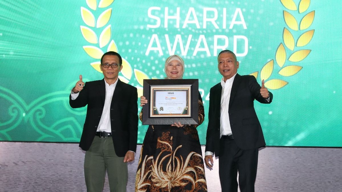 [PHOTO] Danamon Sharia Business Unit Receives Award At 13th Infobank Sharia Recognition 2024