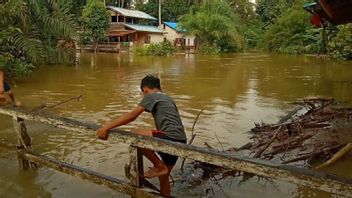 BPBDの記録1 ブリッジプトゥスと1,242メランティヤマアラシ村の住民が洪水のために避難を余儀なくされました