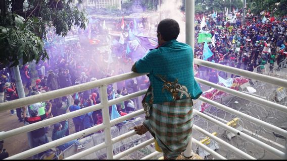 Demo Buruh di Patung Kuda Tertib, Jadi Tontonan Santai Bapak-bapak Bersarung