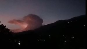 Bukan Pertanda Erupsi, Kilatan Cahaya di Gunung Guntur dan Papandayan Fenomena Alam Biasa