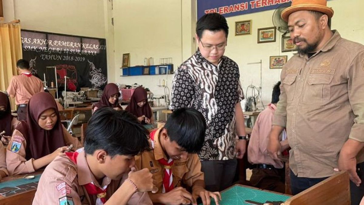 Siswa SMKN 12 Surabaya Jalin Kerja Sama Manfaatkan Limbah Sepatu Jadi Merchandise