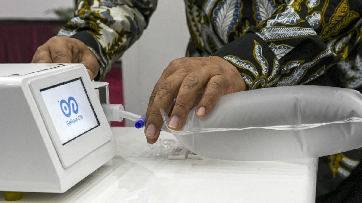 Bus Passengers At Pulogebang Terminal Are Tested Randomly Using GeNose Starting February 7