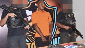 ina Cartenzarrête 1 membre de Puncak KKB à Timika, sécurise un revolver pistolet fabriqué par Pindad