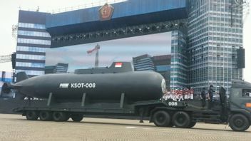 インドネシアで作られた「幽霊」潜水艦TNI記念日のリハーサルでプライムパフォーマンス