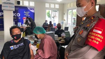 Tanah Kusir Cemetery Excavator Receives COVID-19 Vaccination