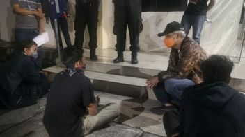 Quand Ganjar Rend Visite Aux Manifestants De La Loi Sur La Création D’emplois Au Siège De La Police De Semarang