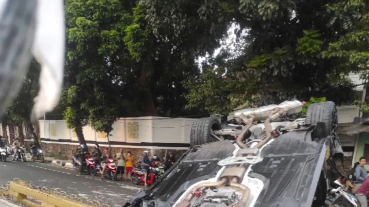 Lack Of Commentation, BMW M4 Car Driver Hits Road Barrier In South Jakarta