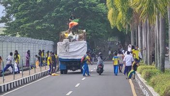 ジョコウィがやってくる、テルナテ市政府がASN学生を配備し、大統領が横断した道路をきれいにする