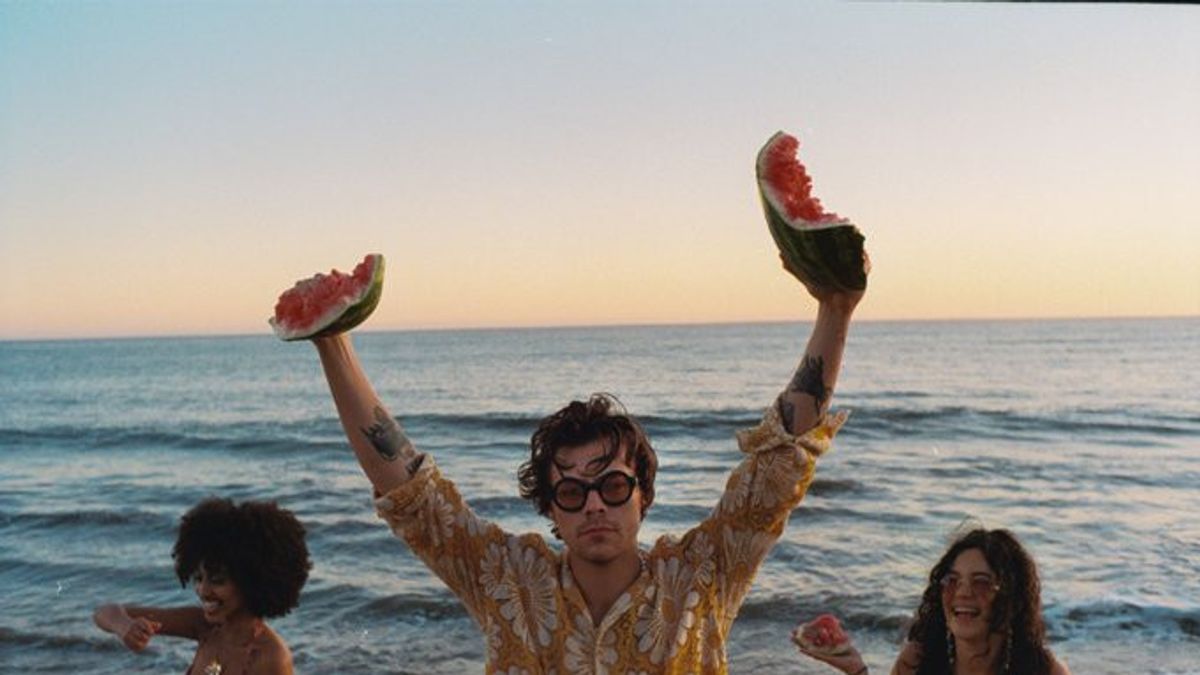 Harry Styles Rilis Video Musik <i>Watermelon Sugar</i>