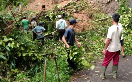 Material Longsor 3 Meter Tutup Jalan Desa Takokak-Cianjur, Warga dan TNI Polri Gotong Royong Bersihkan