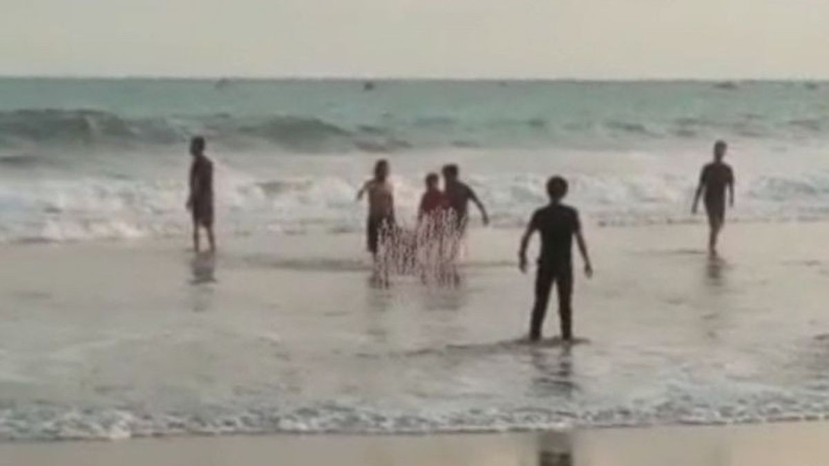 Tiga Wisatawan Asal Surakarta Terseret Ombak Pantai Soge Pacitan