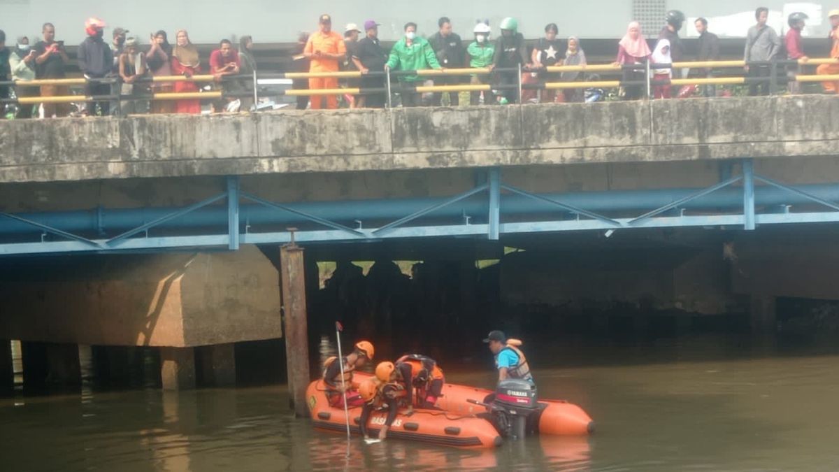 Search For Drowning Victims In Gambir BKB River, SAR Team Deploys Divers