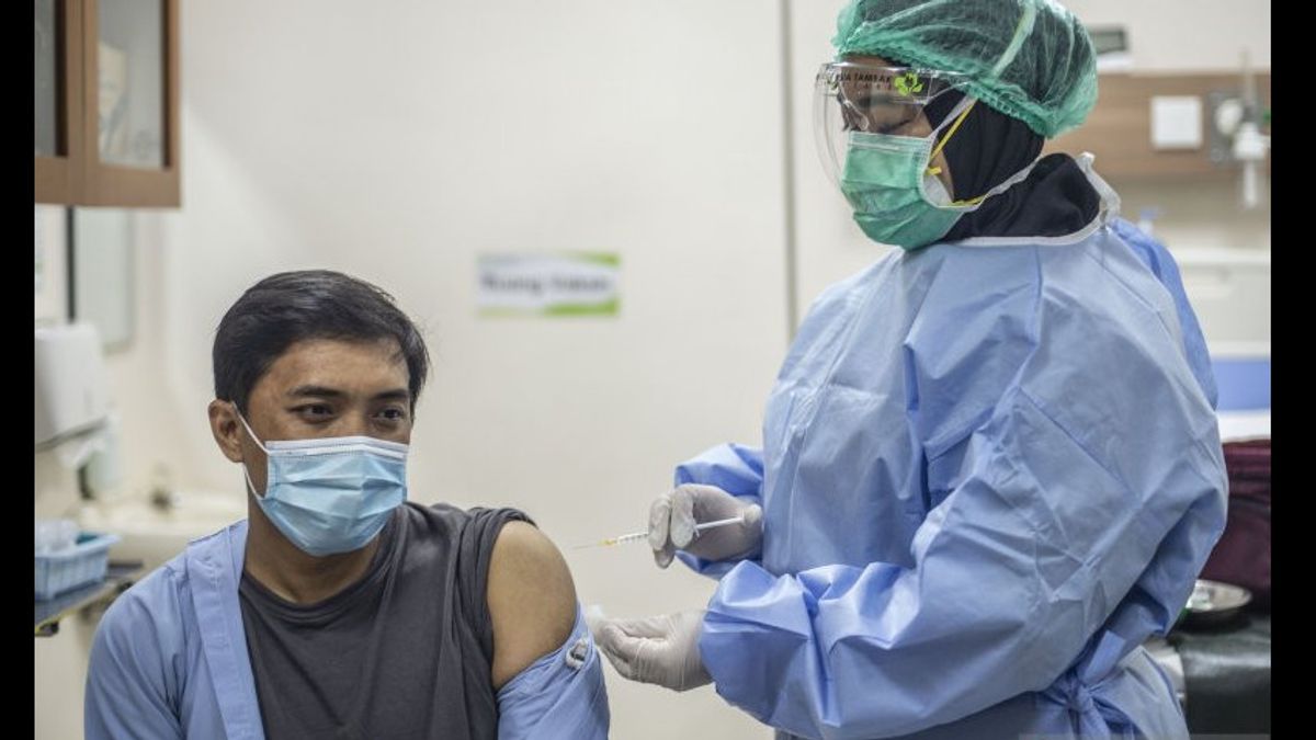 بعد جوكوي، تم تطعيم 13 ألف عامل صحي في شمال جاكرتا على الفور