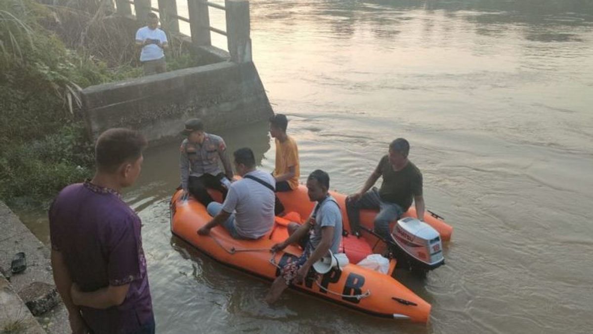 Slipping When You Want To Throw Small, A 4-year-old Boy Disappears Drowning In The Kampar River