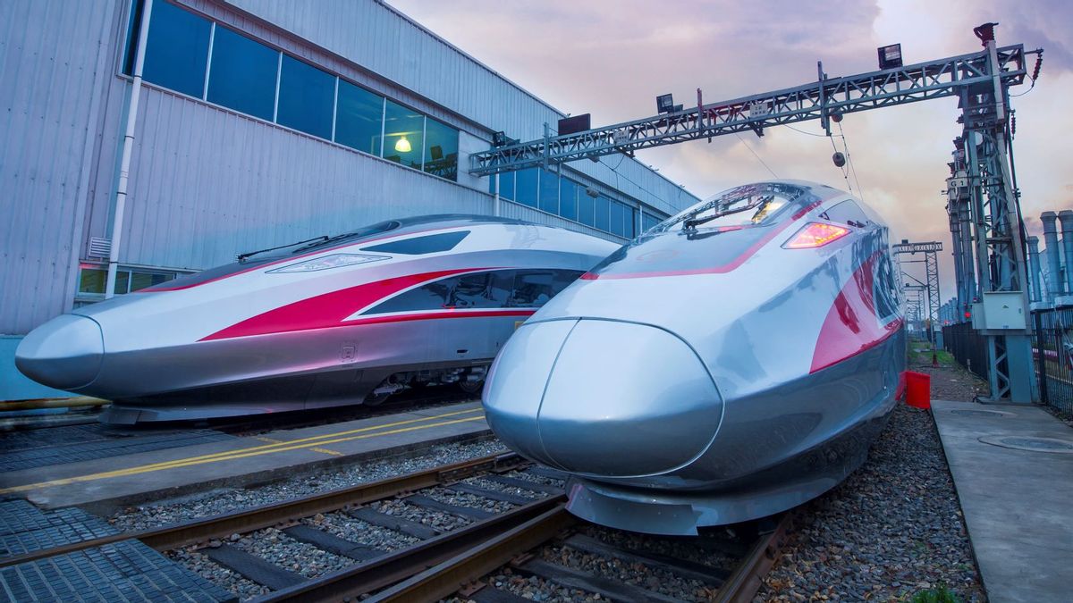 President Jokowi Approves Jakarta-Bandung High Speed Rail Project Funded By State Budget Due To Swelling Costs, Economist: The Government Is Too Confident