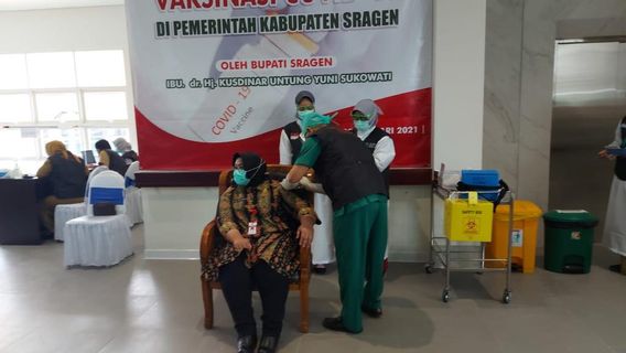 Kreatif, Baju Khusus Vaksinasi COVID-19 yang Dikenakan Bupati Sragen Langsung Viral