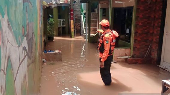 BPBD DKI 雨季の洪水予報村への待機