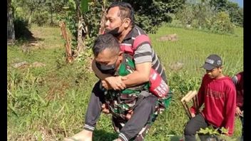 Penuh Semangat, Prajurit TNI Gendong Warga Lumpuh yang akan Ambil BLT