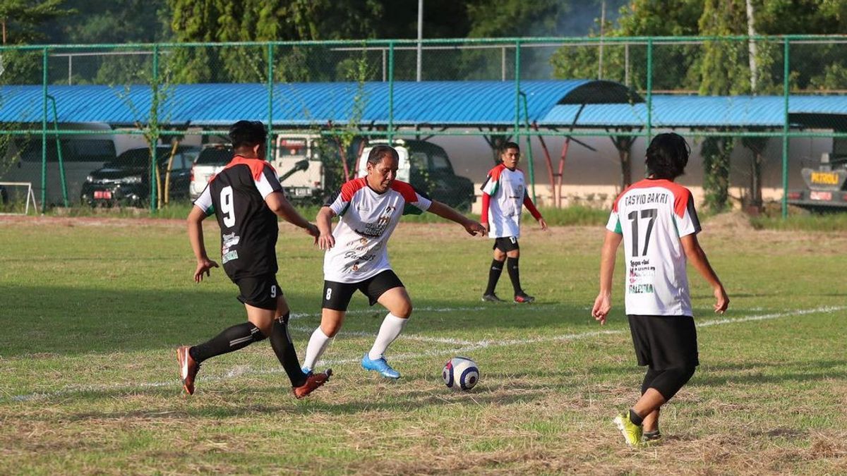 Beda dari yang Lain, Wali Kota Makassar Danny Pomanto Main Bola Galang Dana Buat Palestina