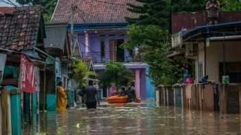 洪水がボゴールを襲い、水がジャカルタとタンゲランの住民を脅かす