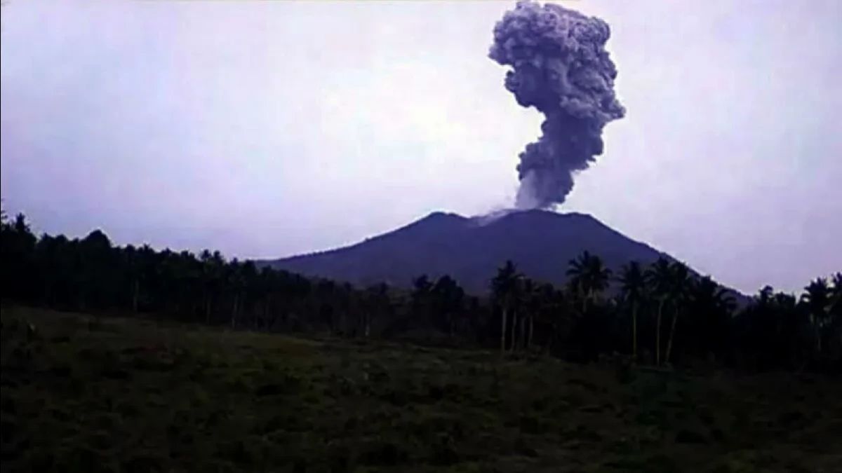 Erupsi Gunung Ibu Belum Mereda, Warga Diminta Tak Aktivitas 3,5 Km dari Kawah