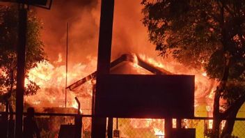 警察がコレム寮172 / PWYワエナジャヤプラのショップハウスの燃焼を調査